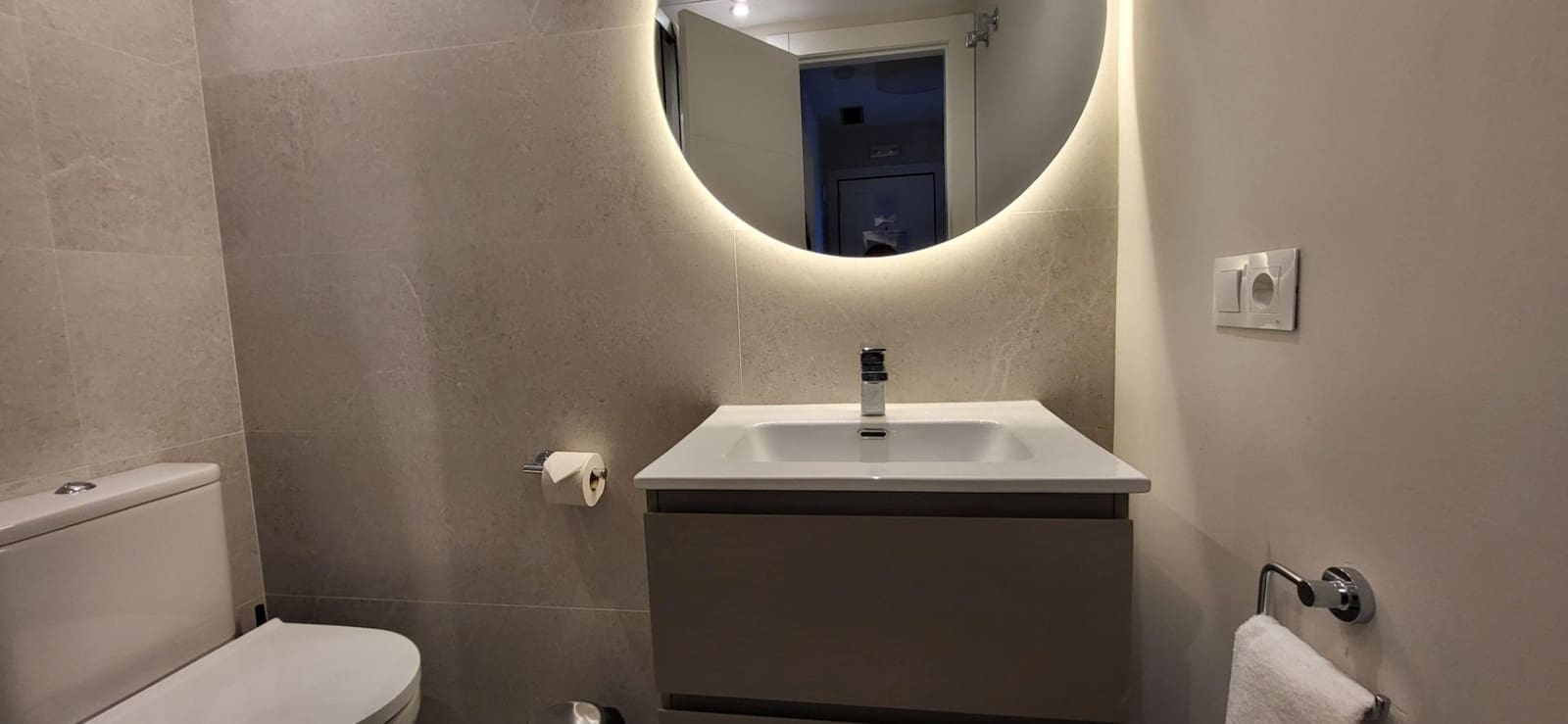 2 sypialnia Apartament na sprzedaż w Serranillos del Valle z basenem garażem - 259 000 € (Ref: 9778381)