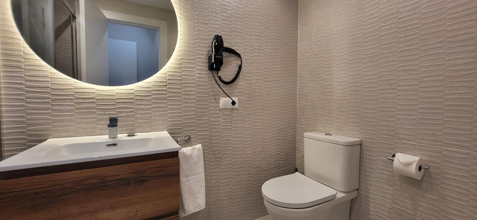 2 sypialnia Apartament na sprzedaż w Serranillos del Valle z basenem garażem - 259 000 € (Ref: 9778381)