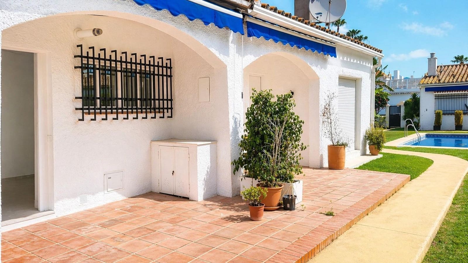 2 slaapkamer Rijtjeshuis te koop in Marbella met zwembad - € 490.000 (Ref: 9794919)