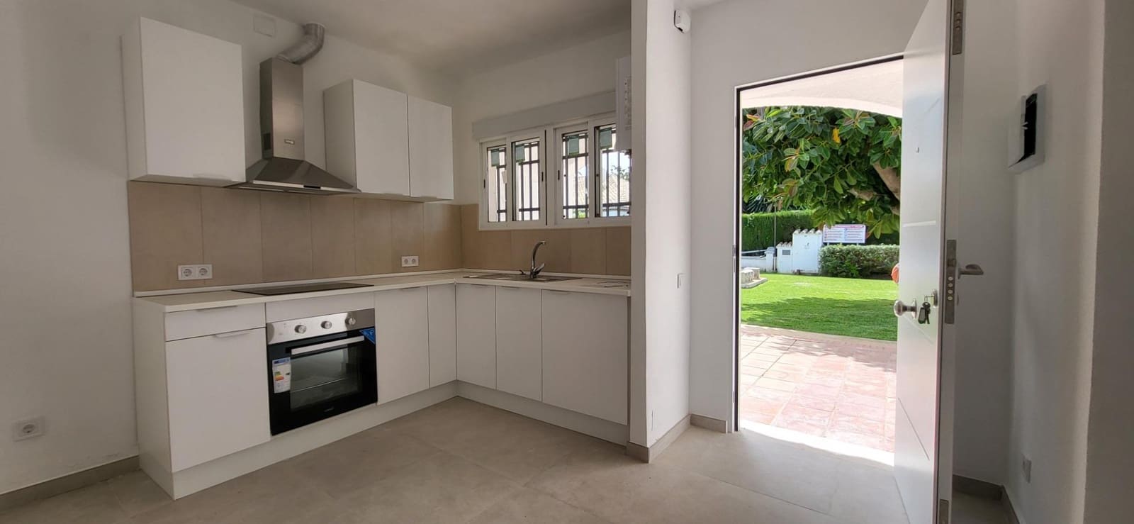 2 slaapkamer Rijtjeshuis te koop in Marbella met zwembad - € 490.000 (Ref: 9794919)