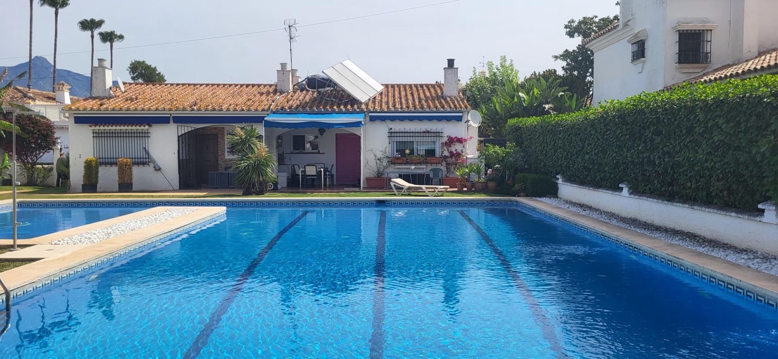 2 slaapkamer Rijtjeshuis te koop in Marbella met zwembad - € 490.000 (Ref: 9794919)