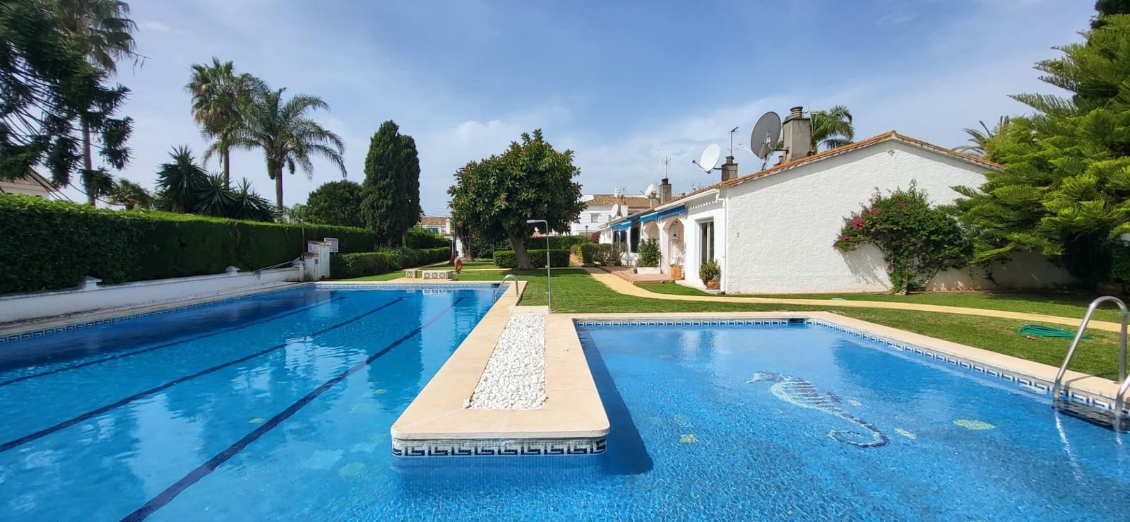 2 slaapkamer Rijtjeshuis te koop in Marbella met zwembad - € 490.000 (Ref: 9794919)