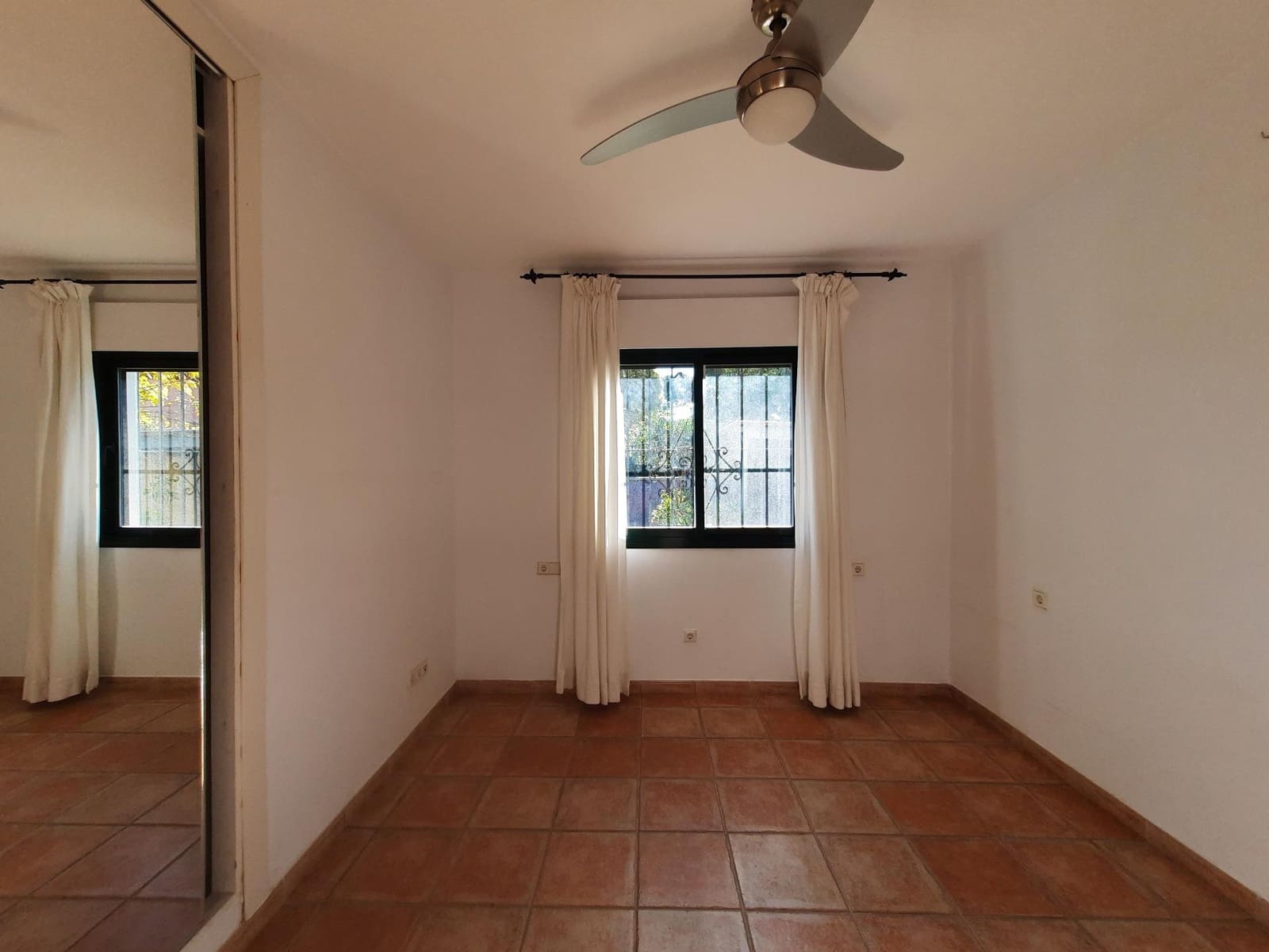 4 makuuhuone Huvila vuokrattavana paikassa Marbella mukana uima-altaan 
autotalli - 5 000 € (Ref: 9820423)