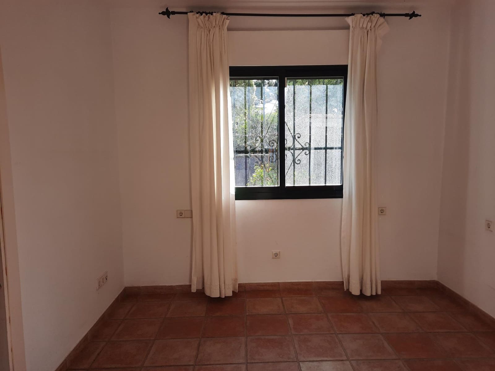 4 makuuhuone Huvila vuokrattavana paikassa Marbella mukana uima-altaan 
autotalli - 5 000 € (Ref: 9820423)