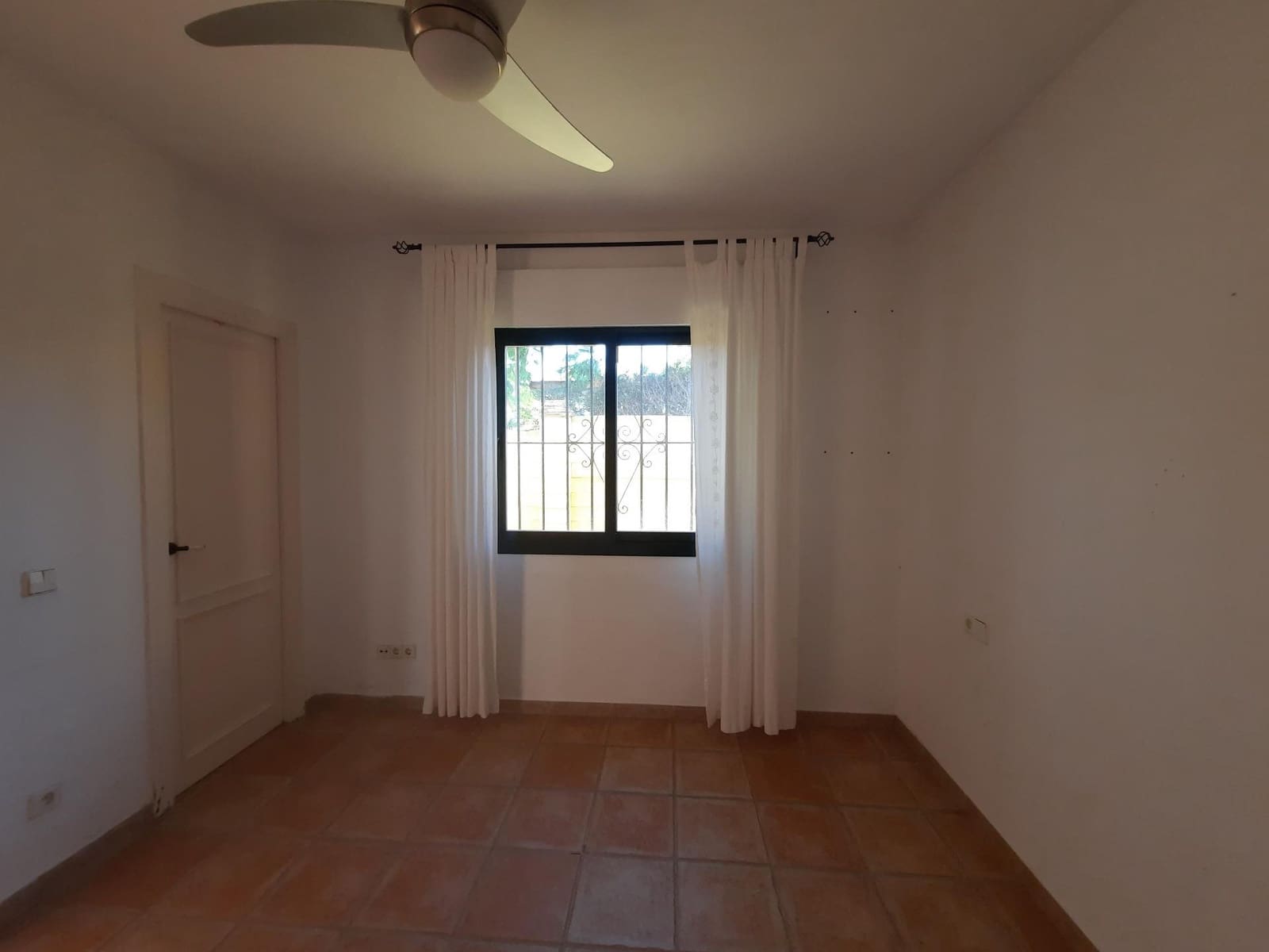 4 makuuhuone Huvila vuokrattavana paikassa Marbella mukana uima-altaan 
autotalli - 5 000 € (Ref: 9820423)