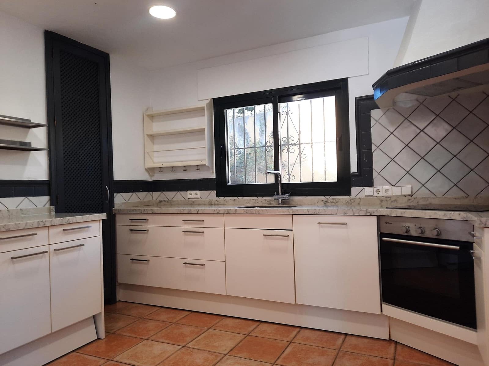 4 makuuhuone Huvila vuokrattavana paikassa Marbella mukana uima-altaan 
autotalli - 5 000 € (Ref: 9820423)