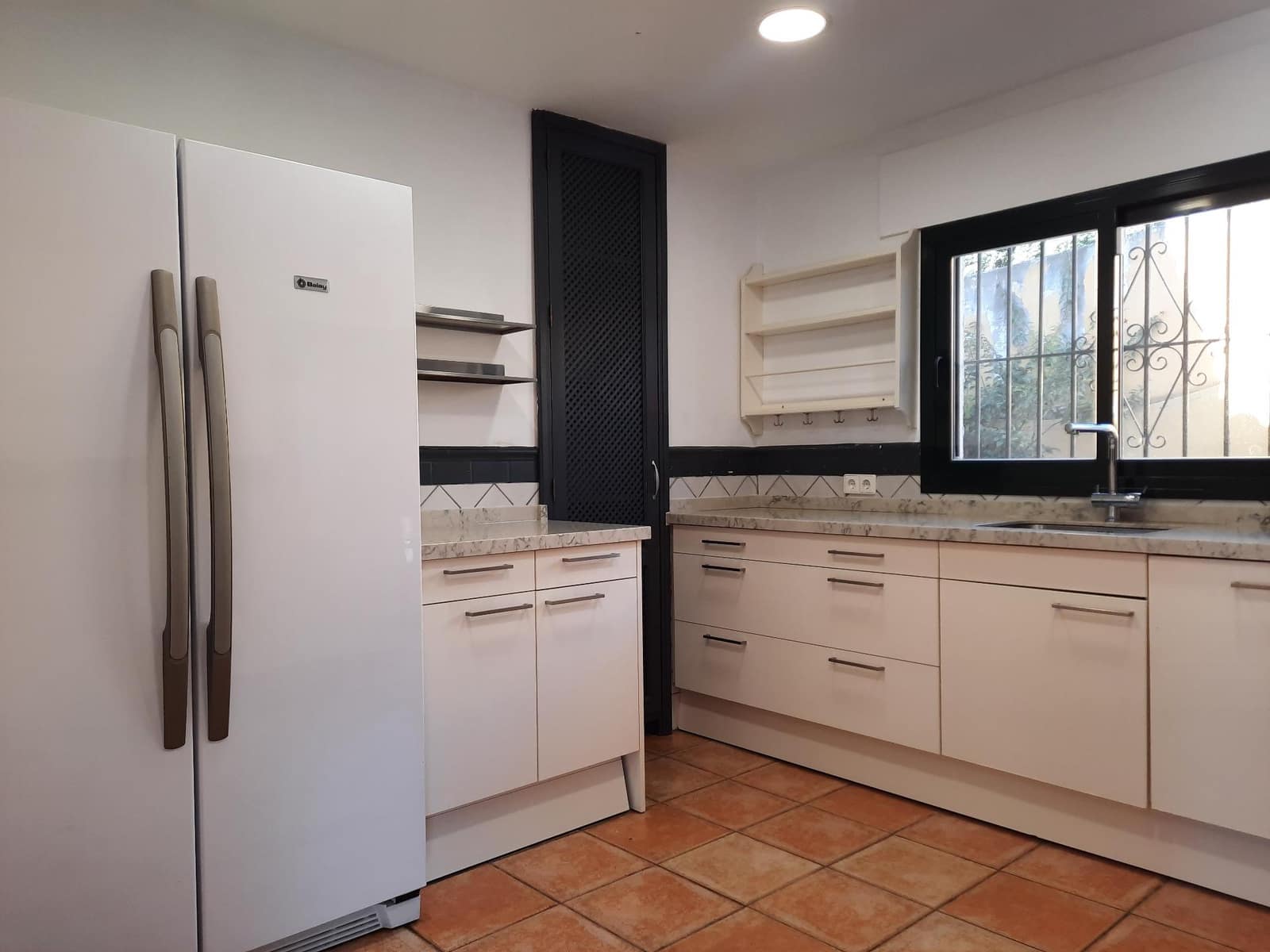 4 makuuhuone Huvila vuokrattavana paikassa Marbella mukana uima-altaan 
autotalli - 5 000 € (Ref: 9820423)