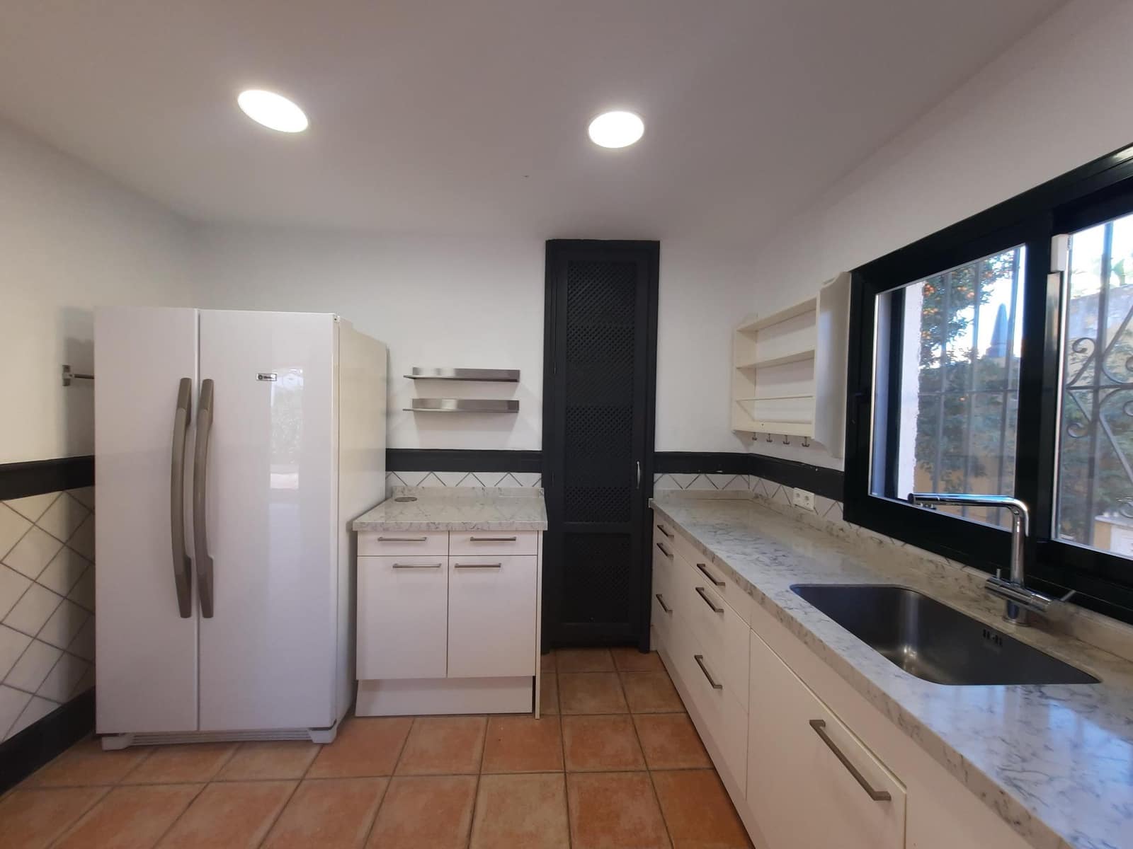4 makuuhuone Huvila vuokrattavana paikassa Marbella mukana uima-altaan 
autotalli - 5 000 € (Ref: 9820423)