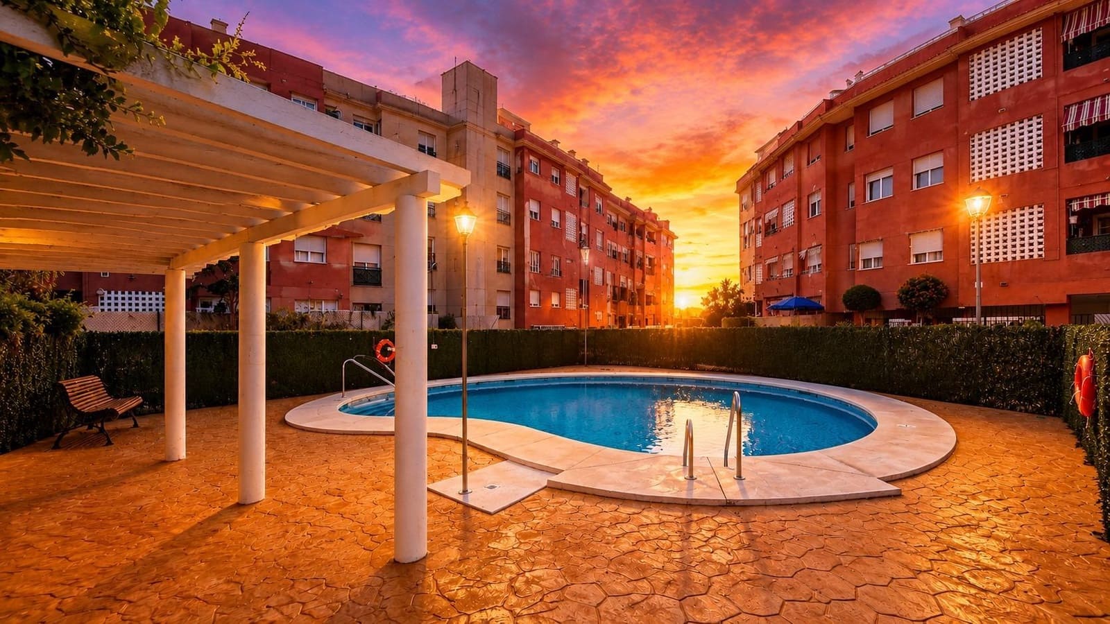 4 bedroom Flat for sale in San Pedro de Alcantara with pool - € 450,000 (Ref: 9839619)