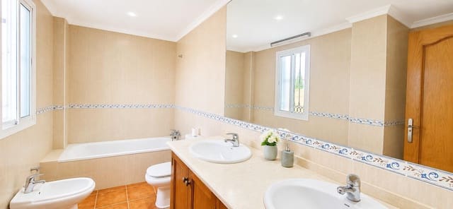 3 soveværelse Rækkehus til salg i Guadalmina Alta, Marbella med garage - € 730.000 (Ref: 9930919)
