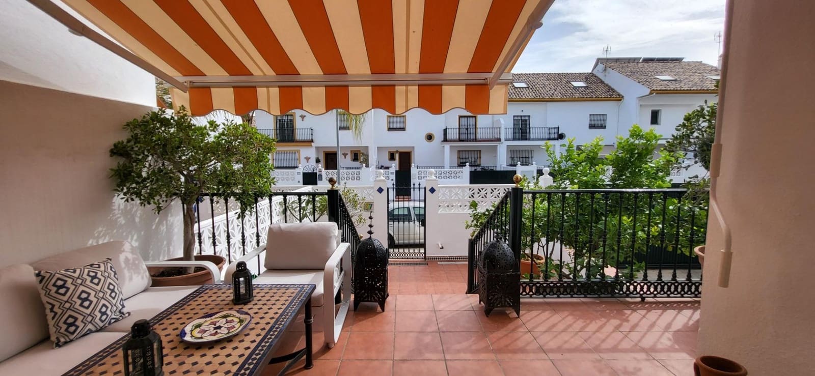 3 Zimmer Reihenhaus zu verkaufen in Guadalmina mit Garage - 730.000 € (Ref: 9930919)