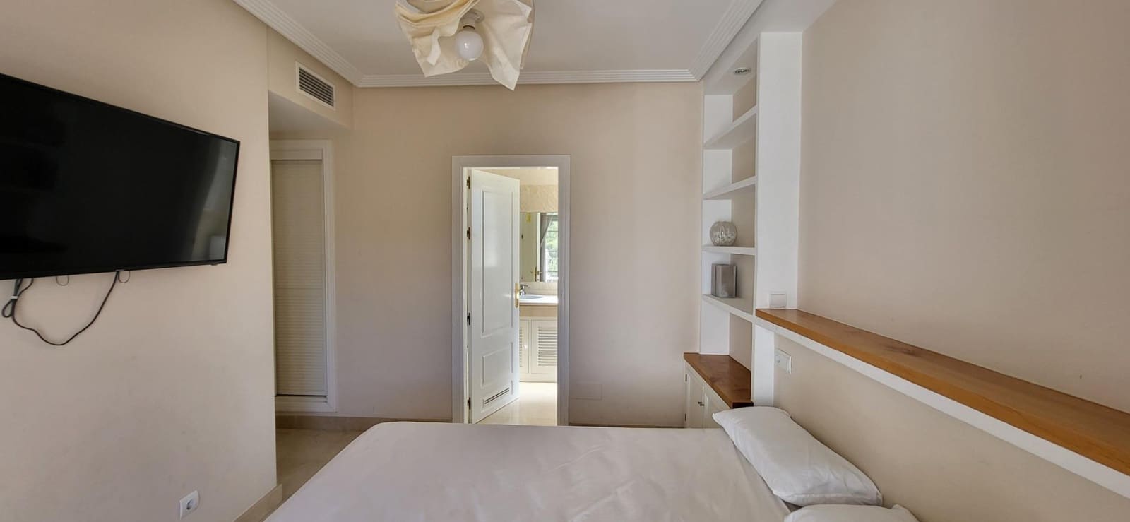 3 bedroom Apartment for sale in Benahavis with pool garage - € 585,000 (Ref: 9930921)