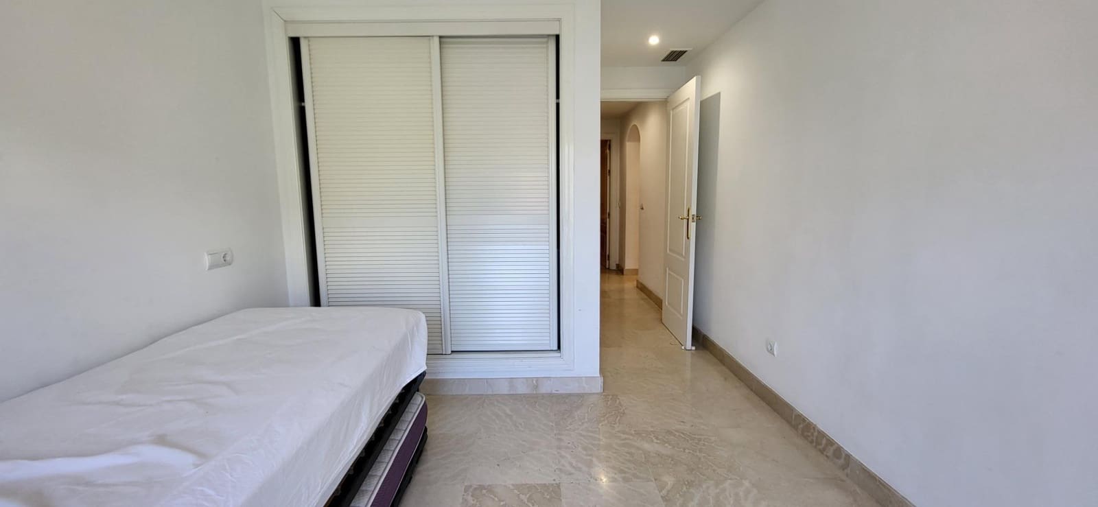 3 bedroom Apartment for sale in Benahavis with pool garage - € 585,000 (Ref: 9930921)
