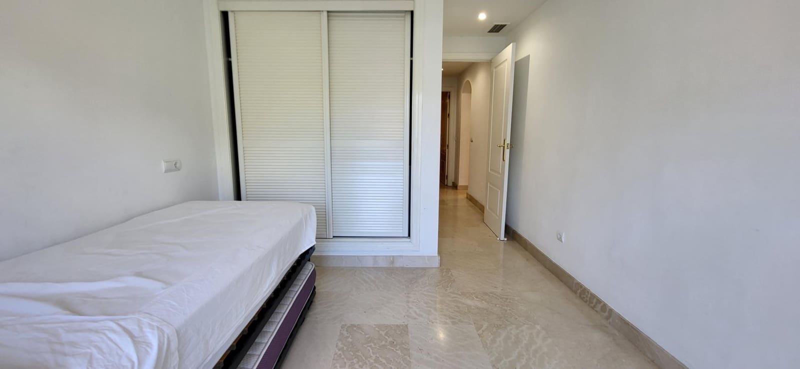 3 bedroom Apartment for sale in Benahavis with pool garage - € 585,000 (Ref: 9930921)