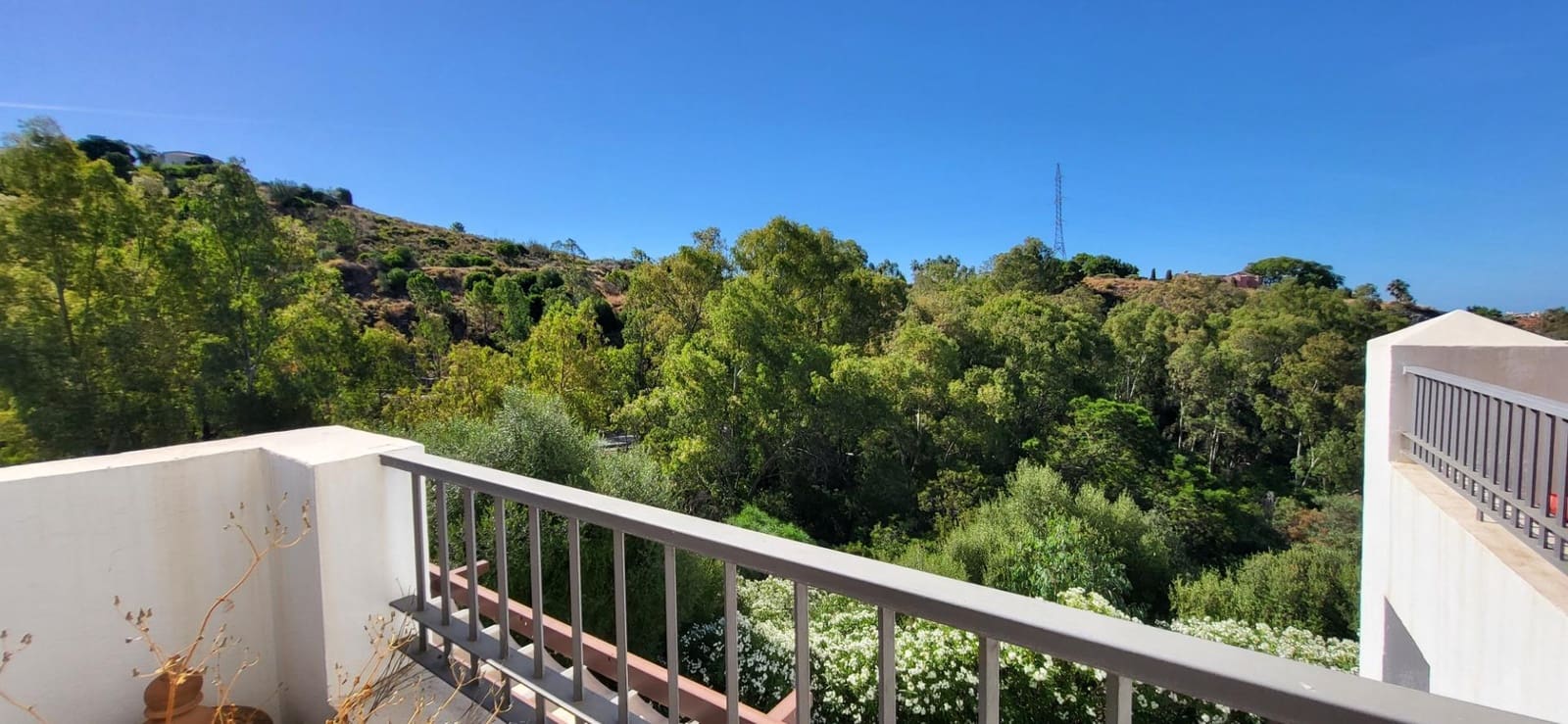 3 bedroom Apartment for sale in Benahavis with pool garage - € 585,000 (Ref: 9930921)