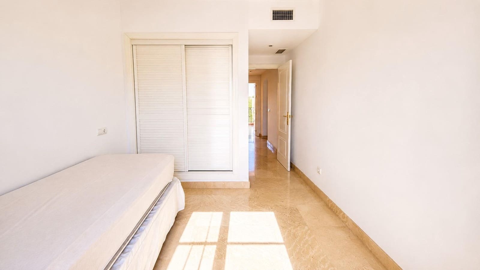 3 bedroom Penthouse for sale in Benahavis with pool garage - € 585,000 (Ref: 9930921)