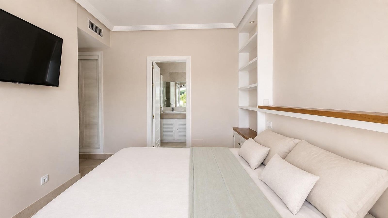 3 bedroom Penthouse for sale in Benahavis with pool garage - € 585,000 (Ref: 9930921)
