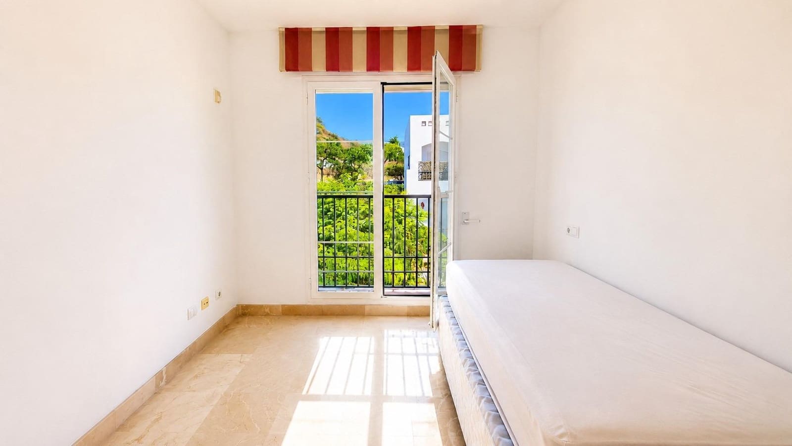 3 bedroom Penthouse for sale in Benahavis with pool garage - € 585,000 (Ref: 9930921)