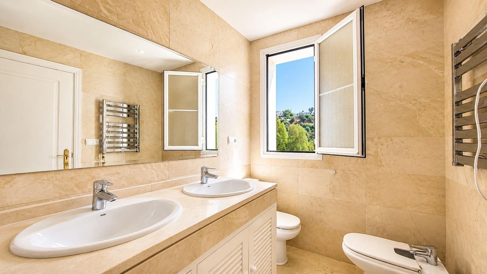 3 bedroom Penthouse for sale in Benahavis with pool garage - € 585,000 (Ref: 9930921)