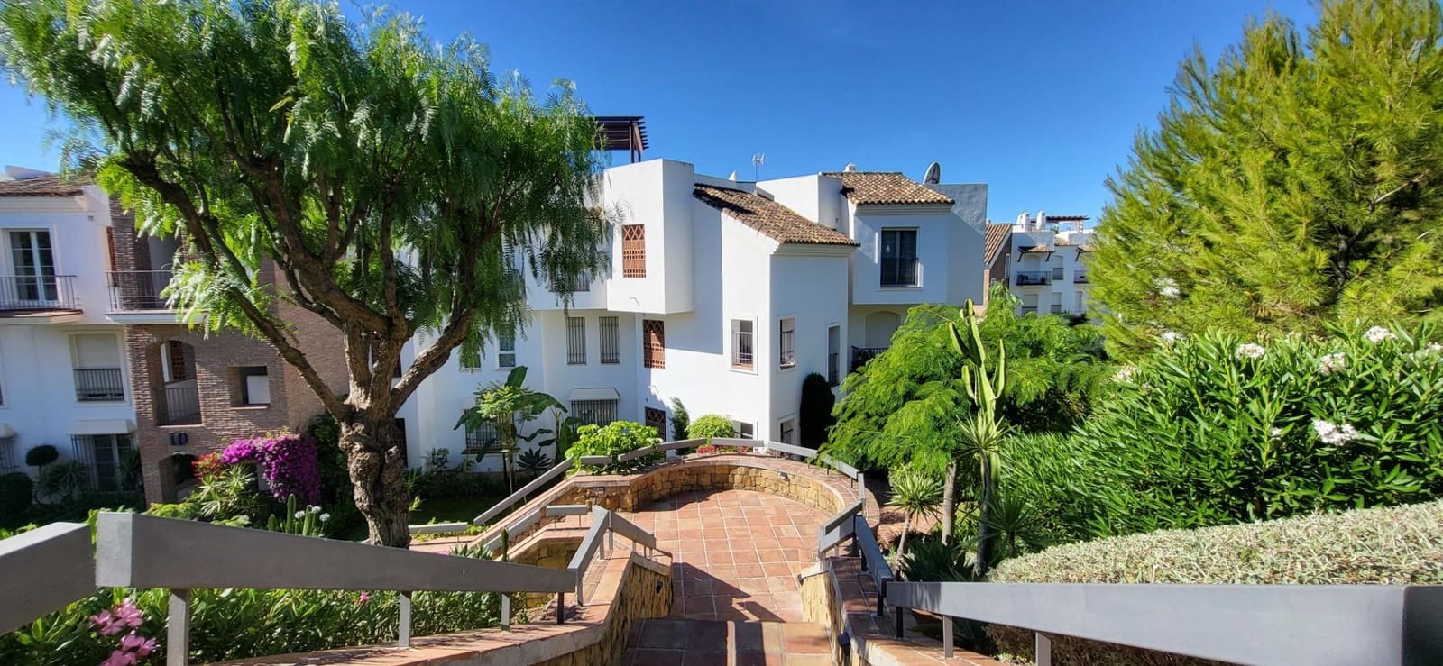 3 bedroom Penthouse for sale in Benahavis with pool garage - € 585,000 (Ref: 9930921)