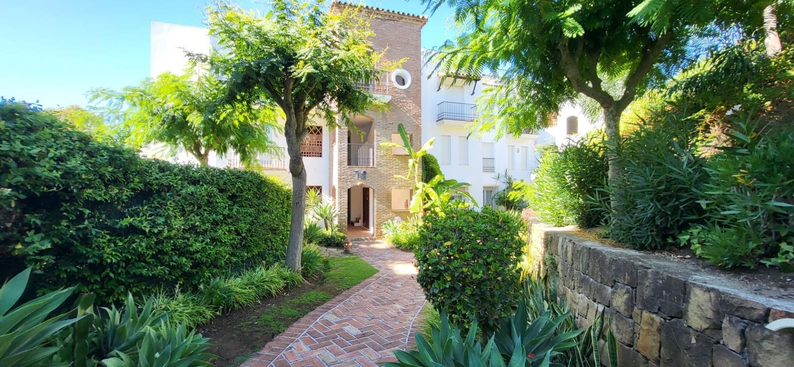 3 bedroom Penthouse for sale in Benahavis with pool garage - € 585,000 (Ref: 9930921)