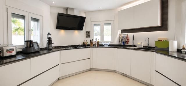 5 sypialnia Willa na sprzedaż w Marbella z basenem garażem - 3 650 000 € (Ref: 9934417)