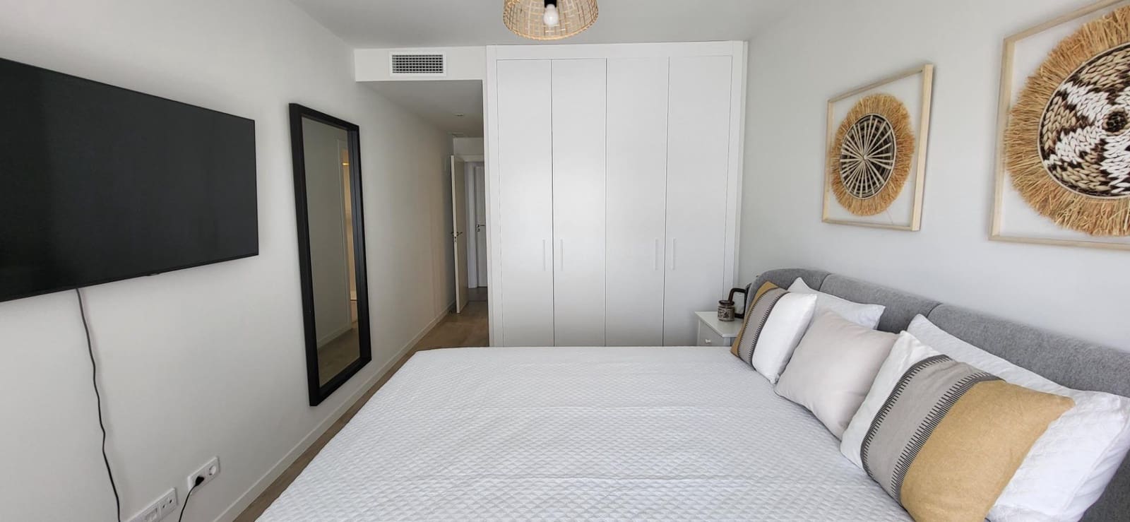 2 bedroom Apartment for rent in Nueva Andalucia with pool garage - € 2,500 (Ref: 9973537)