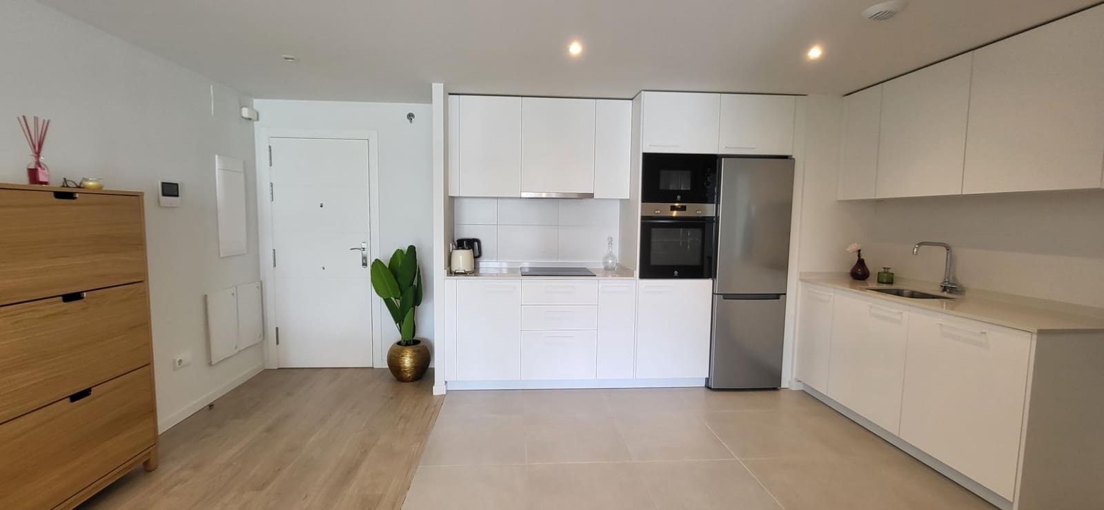 2 bedroom Apartment for rent in Nueva Andalucia with pool garage - € 2,500 (Ref: 9973537)