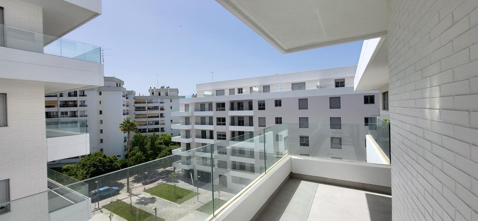 2 bedroom Apartment for rent in Nueva Andalucia with pool garage - € 2,500 (Ref: 9973537)