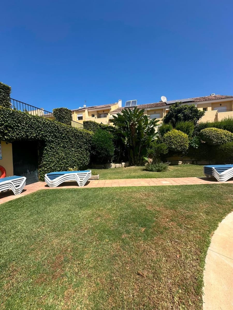 Adosado de 3 habitaciones en El Padrón en venta con piscina - 350.000 € (Ref: 9979943)