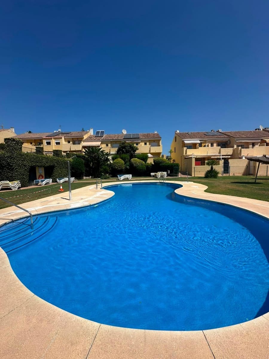 Adosado de 3 habitaciones en El Padrón en venta con piscina - 350.000 € (Ref: 9979943)