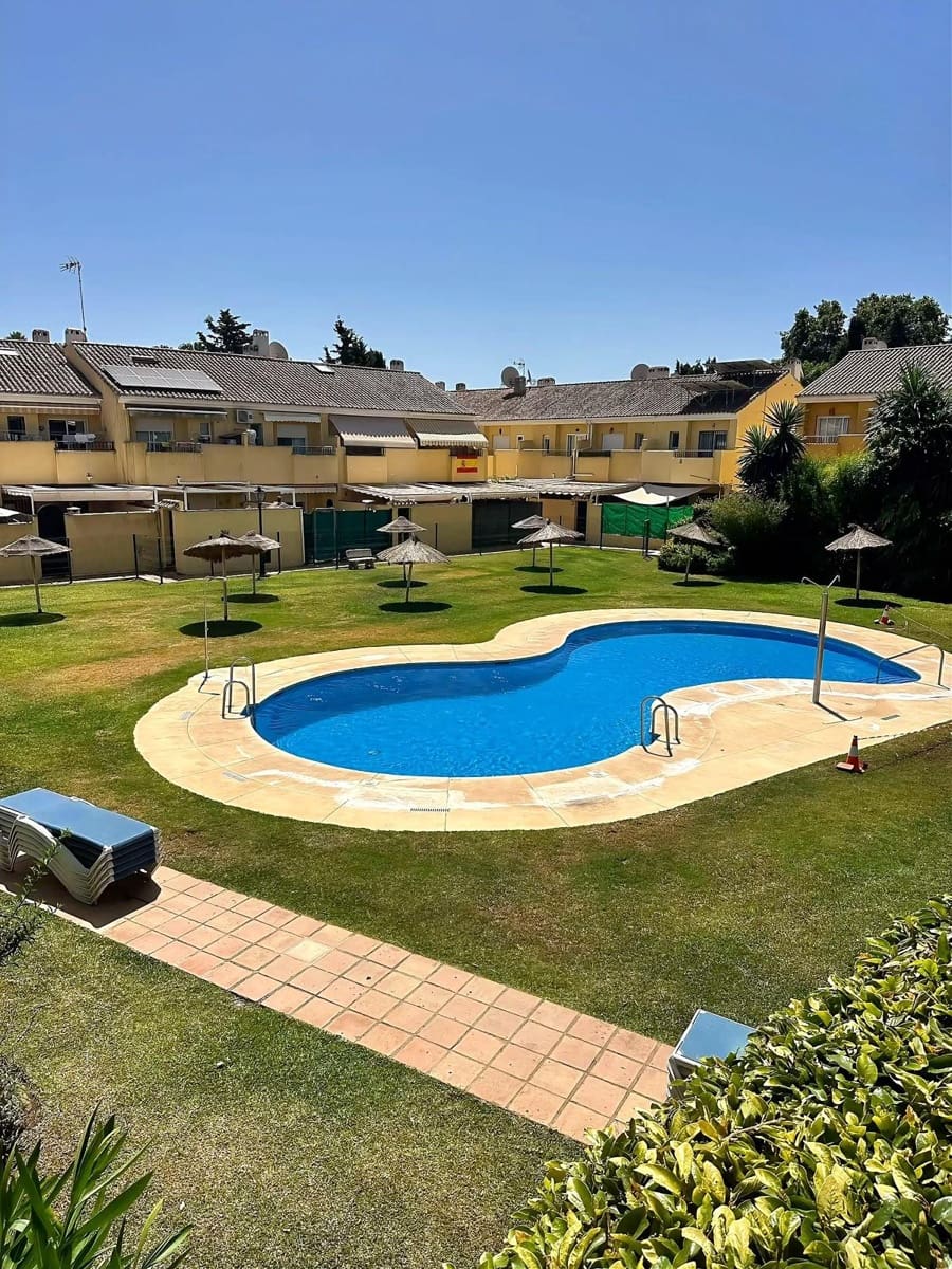 Adosado de 3 habitaciones en El Padrón en venta con piscina - 350.000 € (Ref: 9979943)