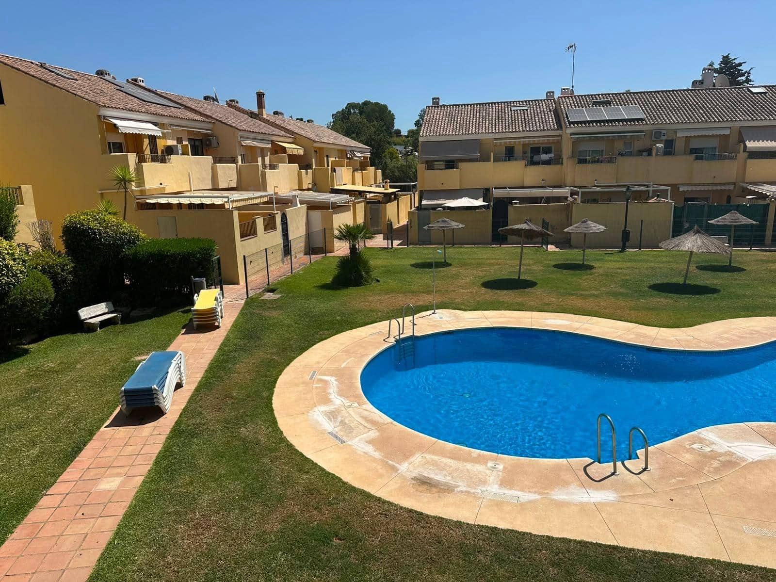 Adosado de 3 habitaciones en El Padrón en venta con piscina - 350.000 € (Ref: 9979943)