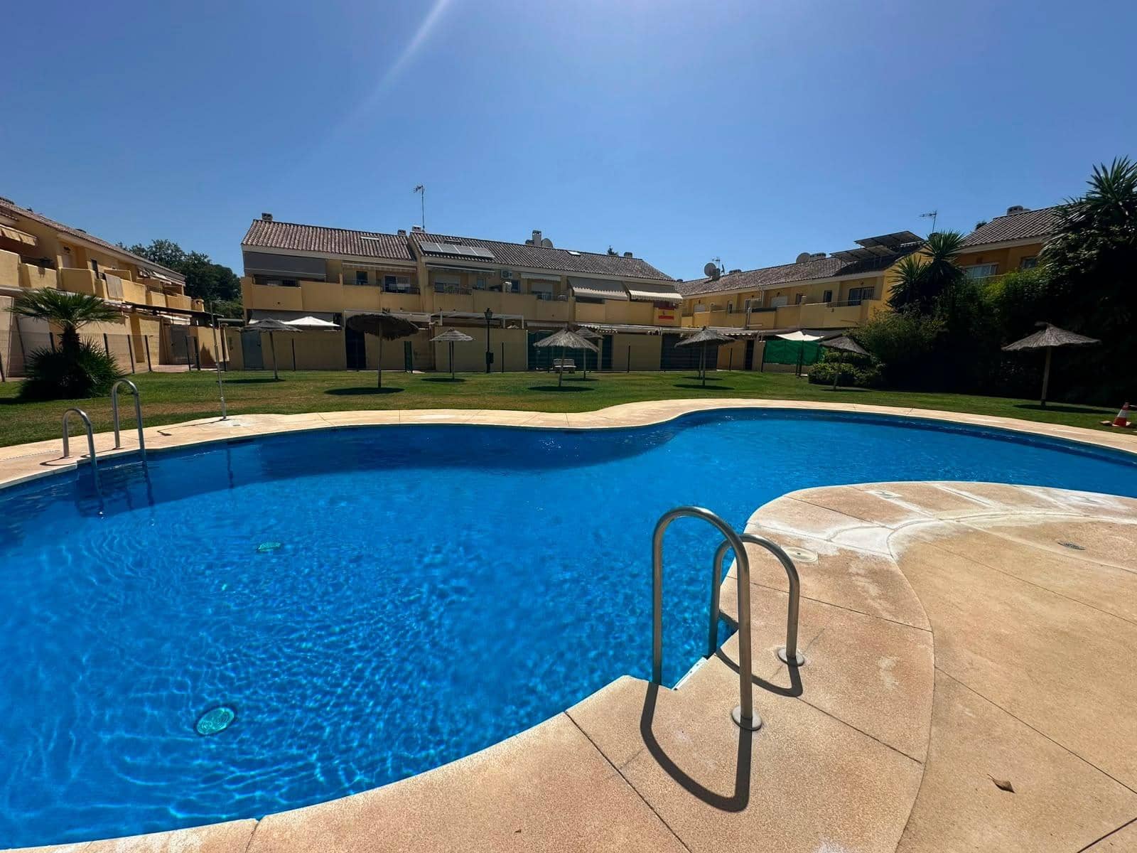 Adosado de 3 habitaciones en El Padrón en venta con piscina - 350.000 € (Ref: 9979943)