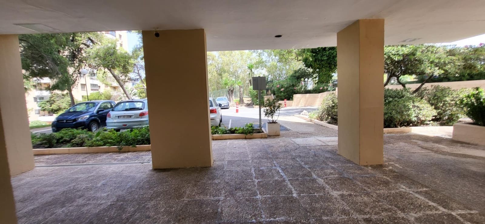 2 quarto Apartamento para arrendar em Nueva Andalucia com piscina - 1 400 € (Ref: 9979944)