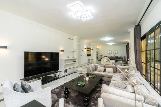 Chalet de 6 habitaciones en Guadalmina Baja, Marbella en venta con piscina garaje - 2.990.000 € (Ref: 10004825)