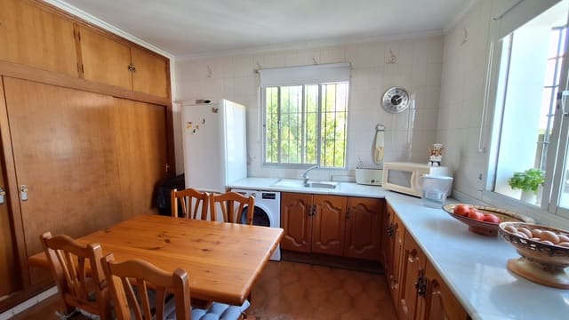 3 bedroom Villa for sale in Estepona with garage - € 740,000 (Ref: 10057663)