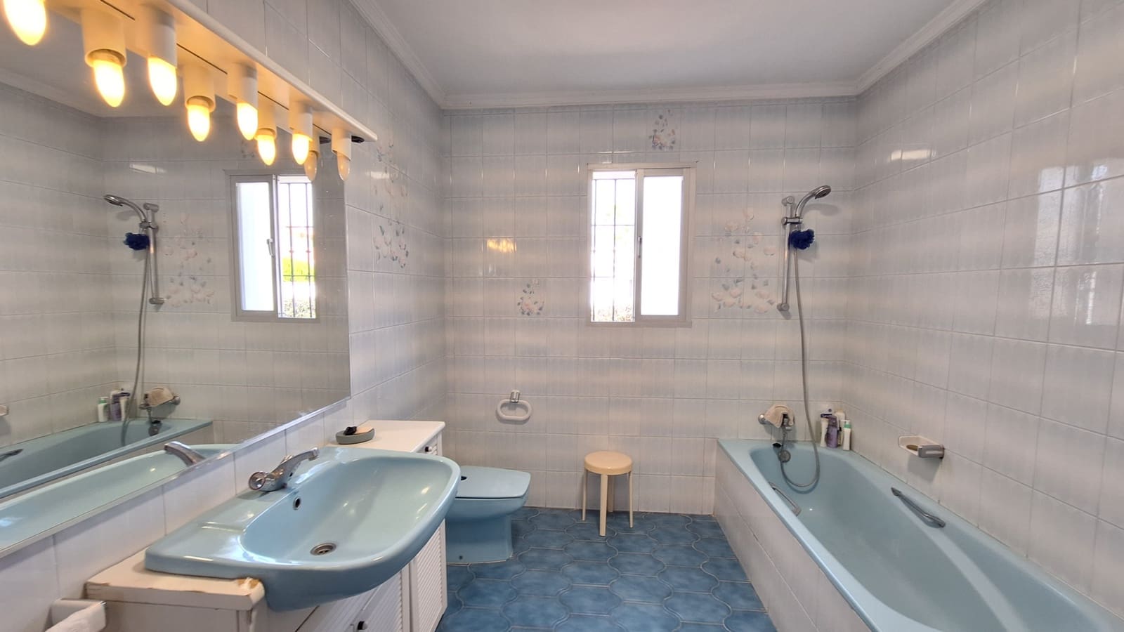 3 bedroom Villa for sale in Estepona with garage - € 740,000 (Ref: 10057663)