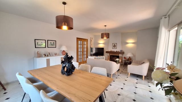 3 bedroom Villa for sale in Estepona with garage - € 740,000 (Ref: 10057663)