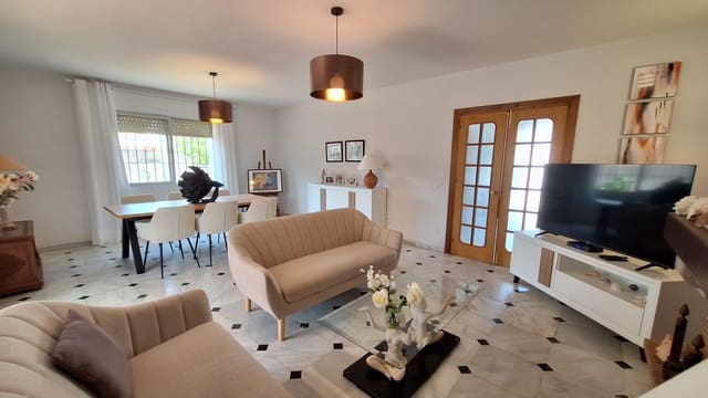 3 bedroom Villa for sale in Estepona with garage - € 740,000 (Ref: 10057663)