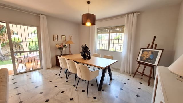 3 bedroom Villa for sale in Estepona with garage - € 740,000 (Ref: 10057663)