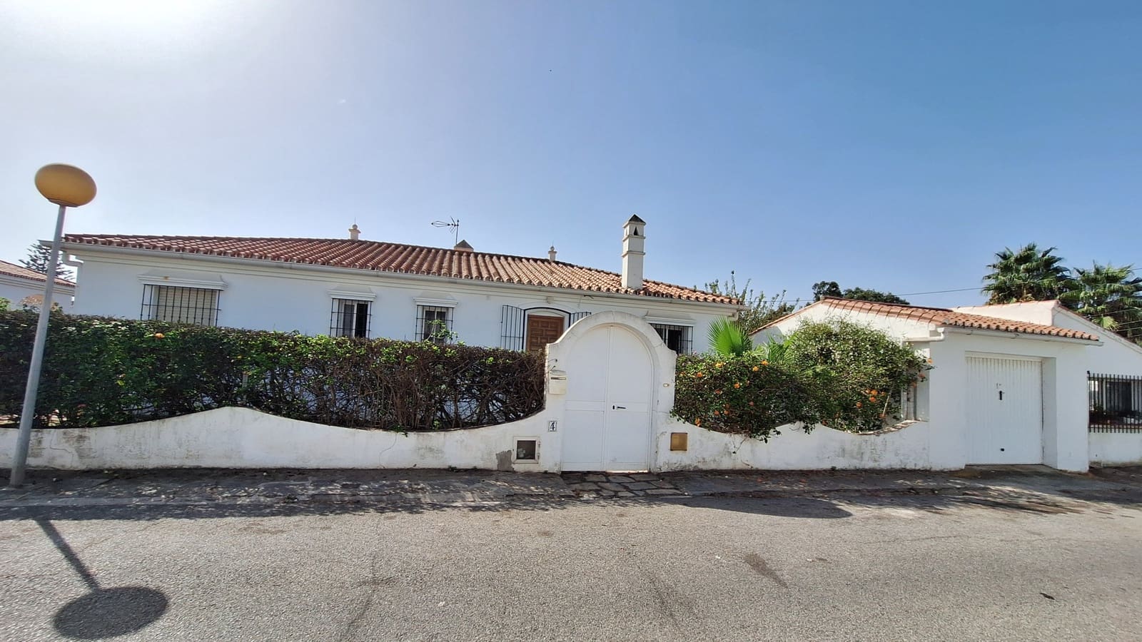 3 bedroom Villa for sale in Estepona with garage - € 740,000 (Ref: 10057663)