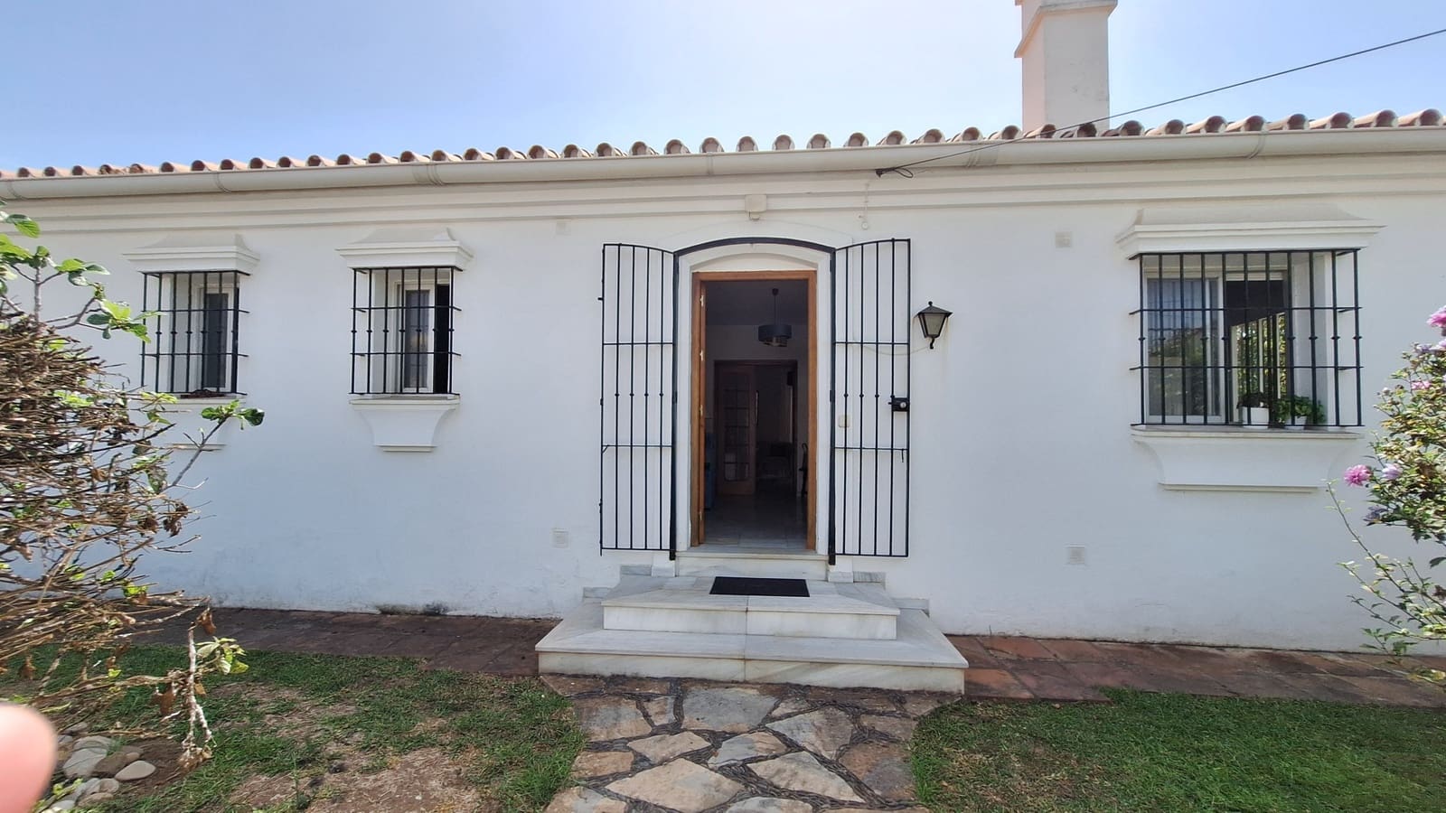 3 bedroom Villa for sale in Estepona with garage - € 740,000 (Ref: 10057663)