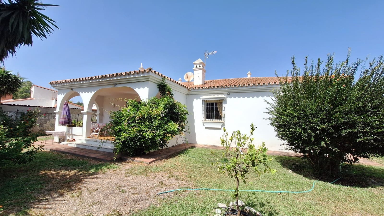 3 bedroom Villa for sale in Estepona with garage - € 740,000 (Ref: 10057663)
