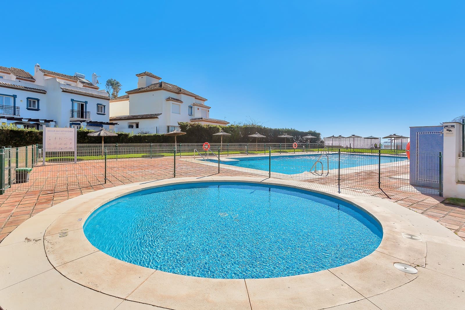 Apartamento de 2 habitaciones en Estepona en venta con piscina garaje - 410.000 € (Ref: 10082039)