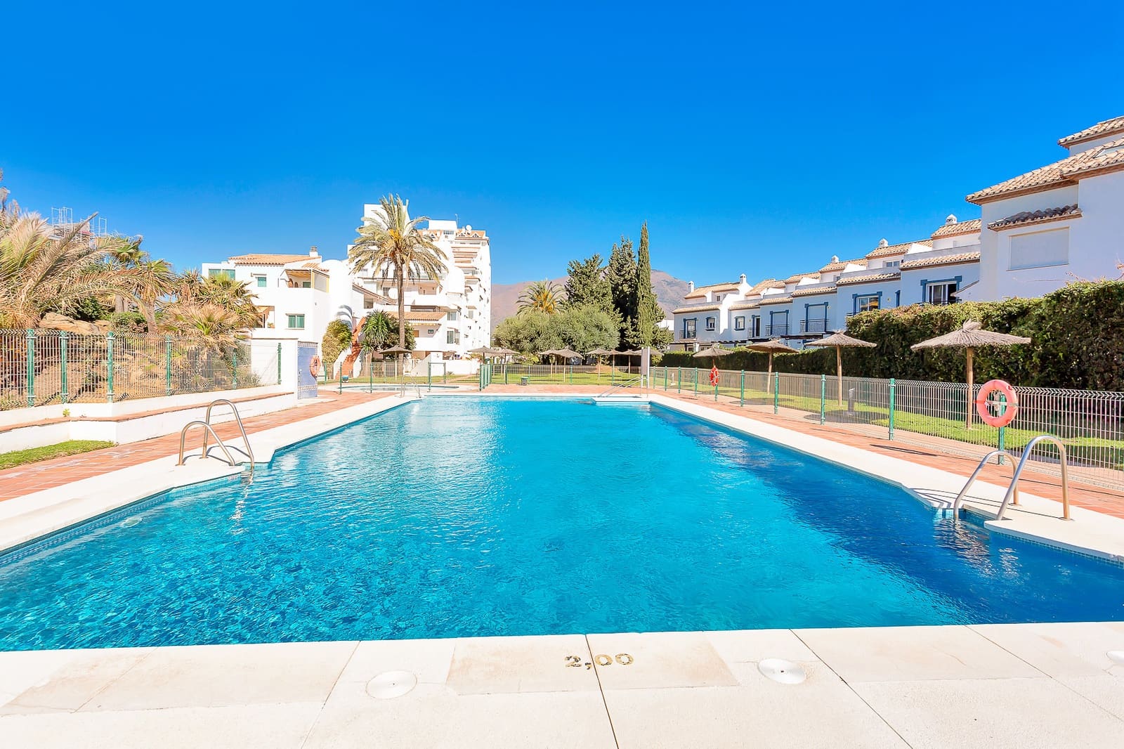 Apartamento de 2 habitaciones en Estepona en venta con piscina garaje - 410.000 € (Ref: 10082039)