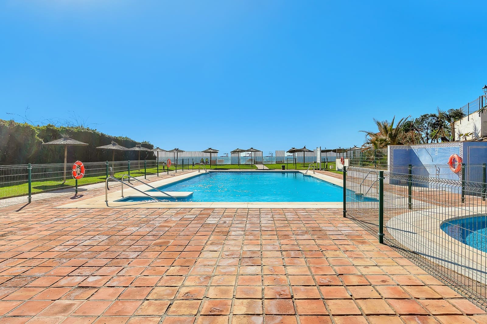 Apartamento de 2 habitaciones en Estepona en venta con piscina garaje - 410.000 € (Ref: 10082039)