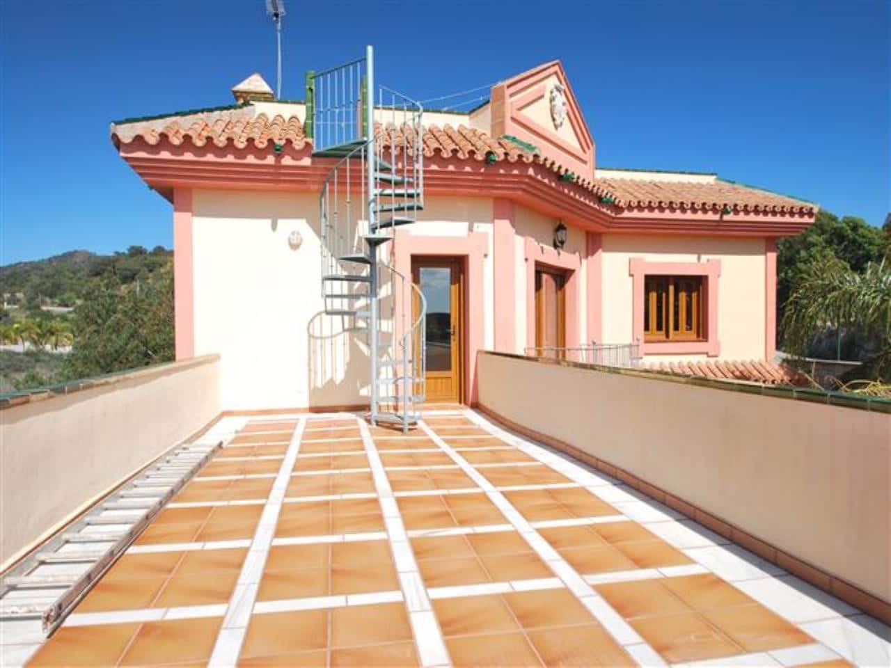 4 bedroom Villa for sale in Estepona with garage - € 2,500,000 (Ref: 6224121)