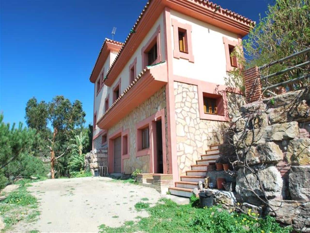 4 bedroom Villa for sale in Estepona with garage - € 2,500,000 (Ref: 6224121)