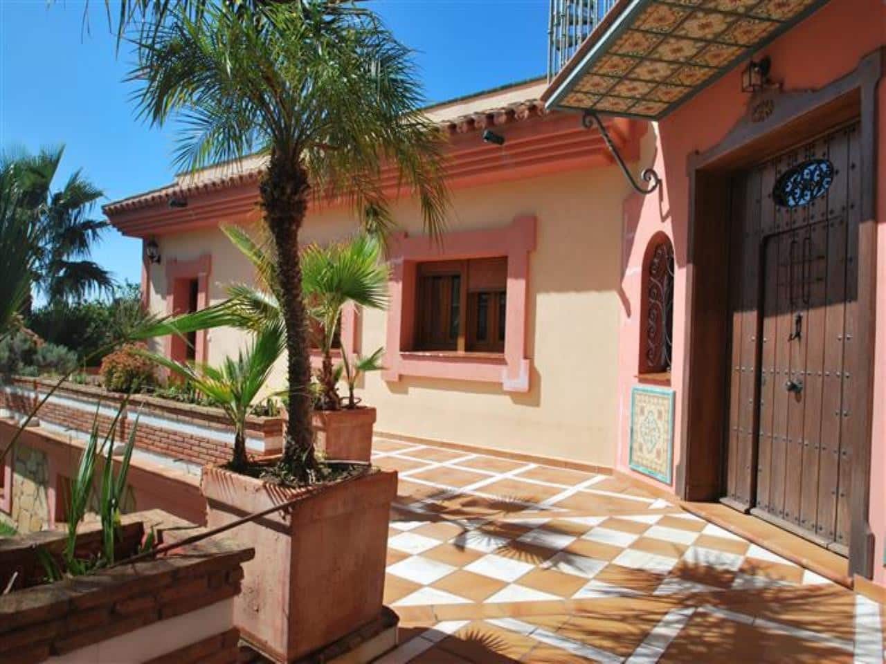 4 bedroom Villa for sale in Estepona with garage - € 2,500,000 (Ref: 6224121)